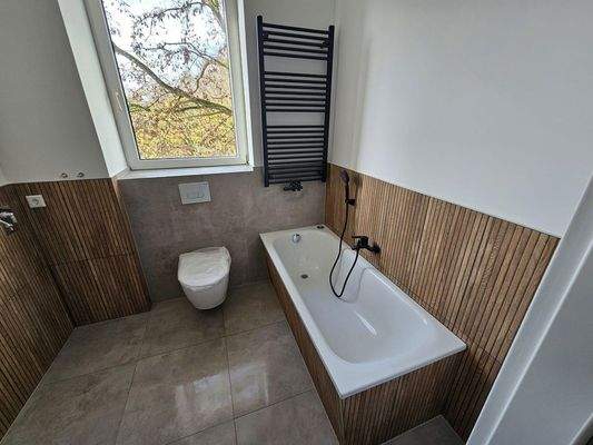 Bad m. Badewanne & Regendusche