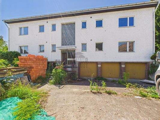 Hausansicht mit Garagen 