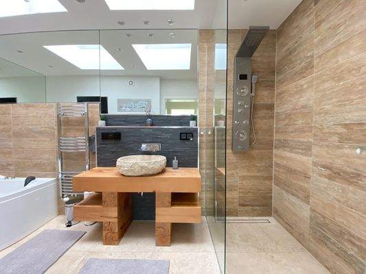 Badezimmer (Zugang vom Flur).jpg