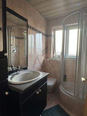 Bad mit Dusche WC Waschtisch und Fenster