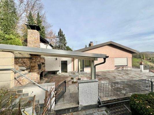 Grillkamin mit Überdachung