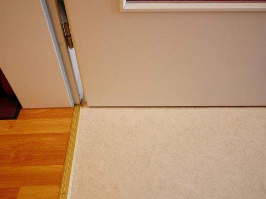  WOHNUNG: PVC-Belag in der Küche