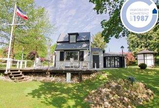Hausansicht mit Gartenhäuschen