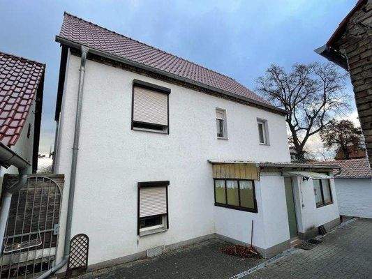 Hinteransicht Wohnhaus, von links