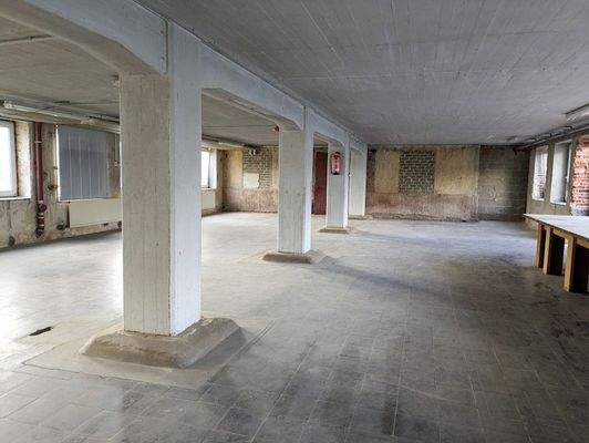 Lagerhalle innen.jpg
