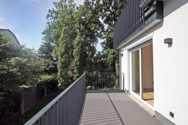 großer Balkon mit Blick ins Grüne