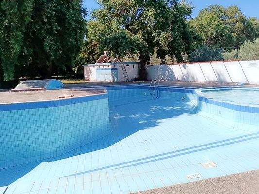 Kreta, Vryses: Wohngebäude mit Pool und Bergblick zu verkaufen – Ideale Investition im Apokoronas!