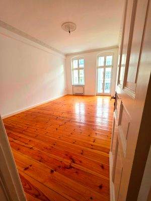 Großzügige Räume mit Stuck 