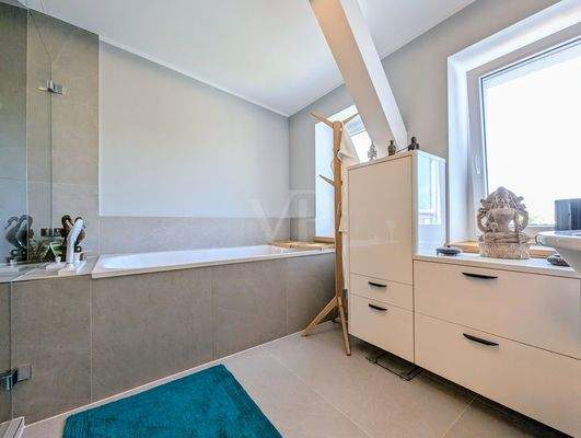 BAD MIT DUSCHE UND WANNE