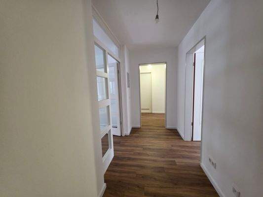 Heller Flur mit Holzboden