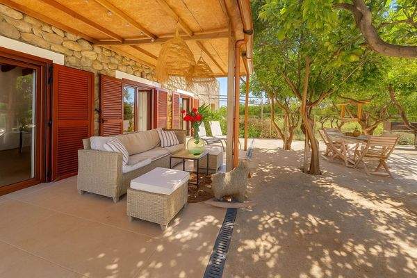 Überdachte Terrasse mit Sitzbereichen