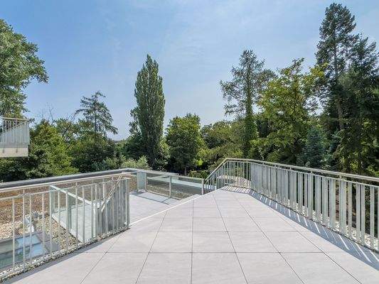 Süd-Terasse mit unverbaubarem Blick