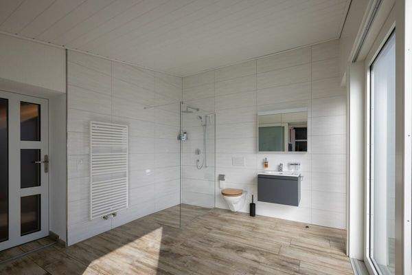 Drittes Badezimmer mit viel Licht und Privatsphäre
