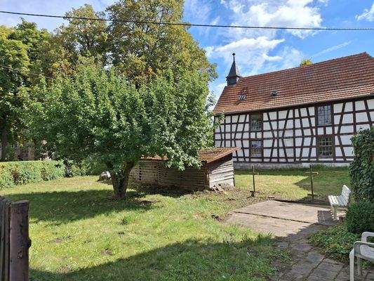 Gartengrundstück mit Blick auf die Kirche