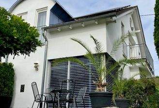 Hausansicht mit Terrasse.jpg