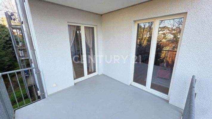 Gegenseite des Balkons mit Zugang zum Wohn-und Schlafzimmer