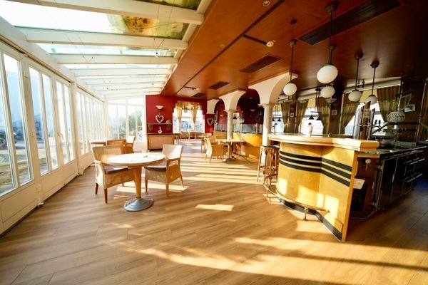 Bar/ Café