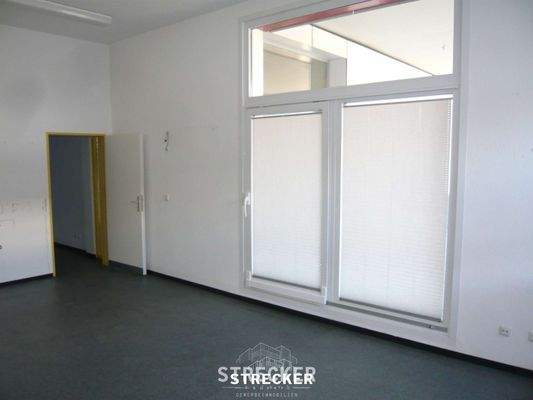 Arbeitsraum mit Zugang zur Terrasse