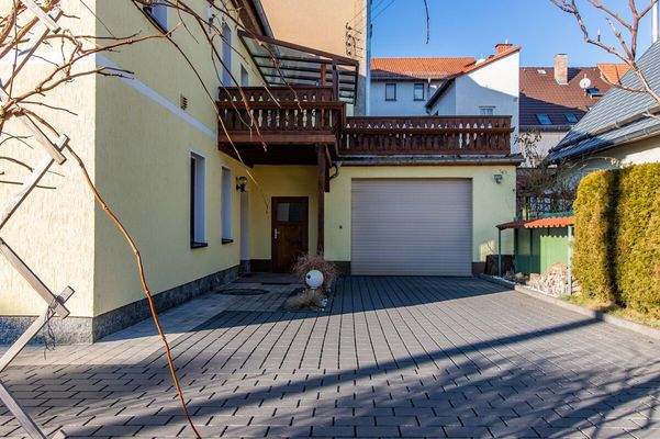 Außenbereich - Blick auf die Garage