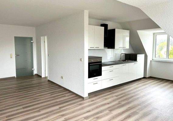 Wohnzimmer mit halboffener Küche