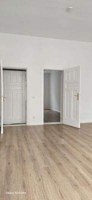 Wohnzimmer mit Blick ins Schlafzimmer