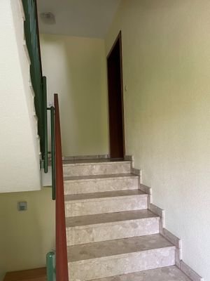 Treppenhaus mit Blick zur Wohnungseingangstür