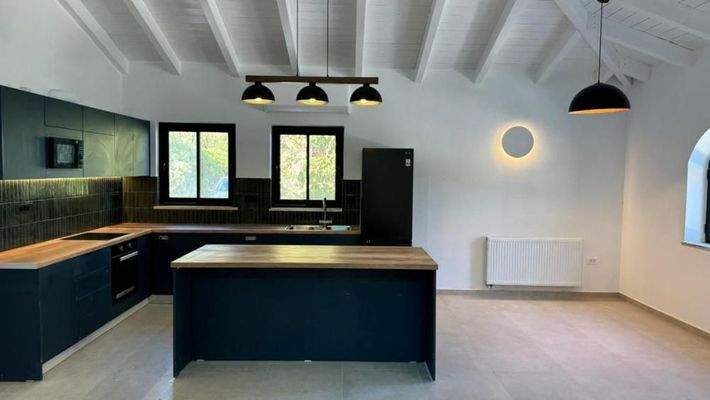 Kreta, Kournas: Malerisches Steinhaus mit bezauberndem See- und Meerblick zu verkaufen