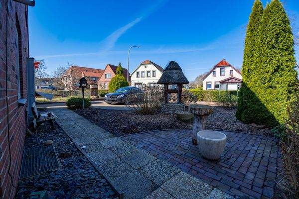 Vorgarten mit Parkplatz