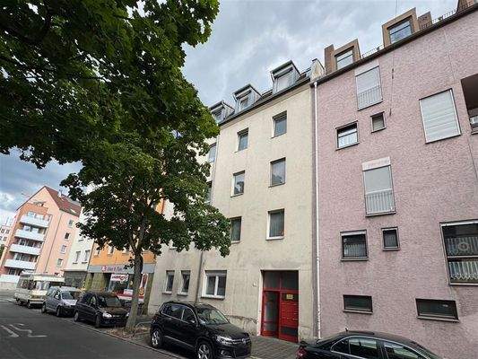 Frontansicht mit Hofeinfahrt