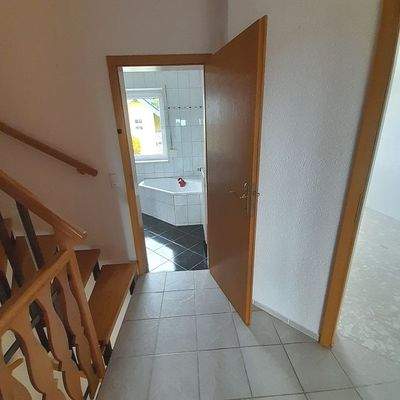 Blick vom Flur ins Bad 1.OG.jpg