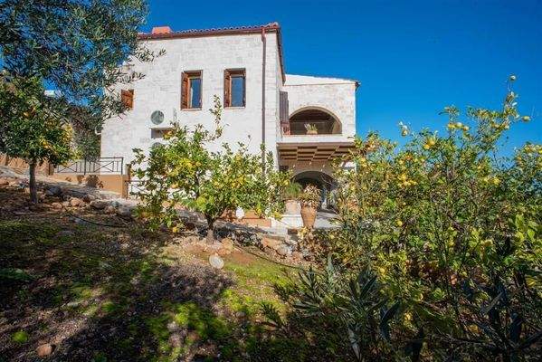 Kreta, Kolymvari: Villa mit Meer- und Bergblick und unabhängigem Apartment zu verkaufen