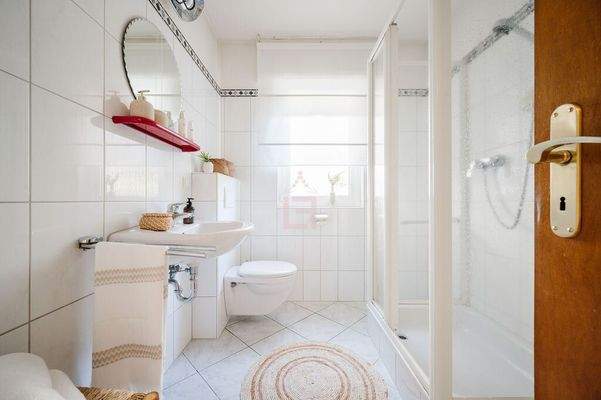 Bad mit Dusche und Badewanne