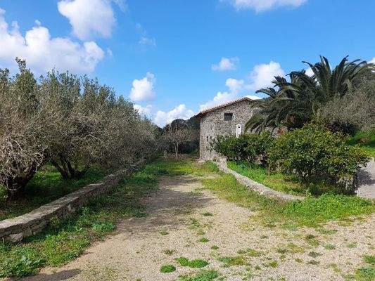 Kreta, Kato Episkopi: Traditionelles neu gebautes Steinhaus zum Verkauf