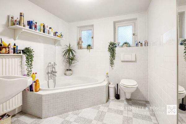 Zwei Badezimmer warten auf Sie