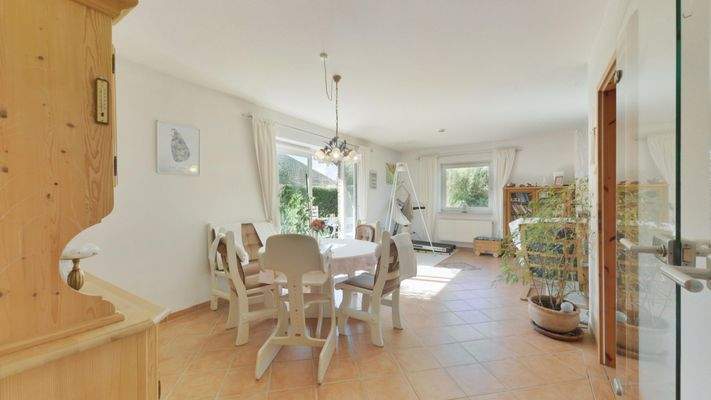 Esszimmer mit Zugang zur Terrasse