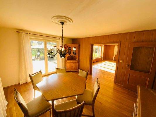 Esszimmer mit Durchgang zum Wohnraum