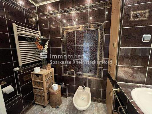 Gäste-WC im Obergeschoss mit Bidet und Waschbecken