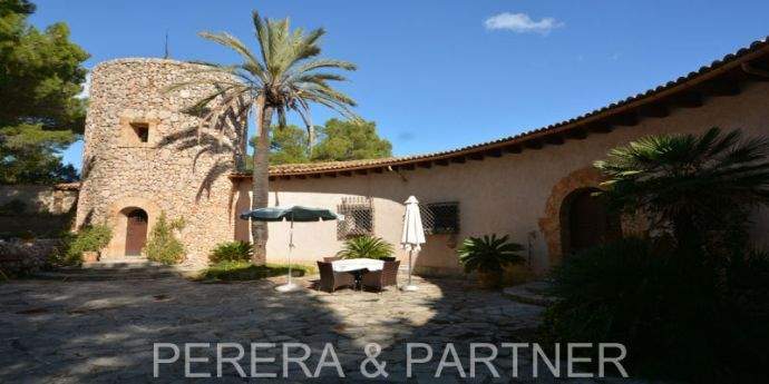 Innenhof mit Blick auf die Fassade und den Turm