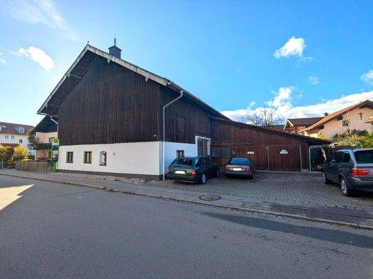 Gewerbe mit Garage und Stellplatz