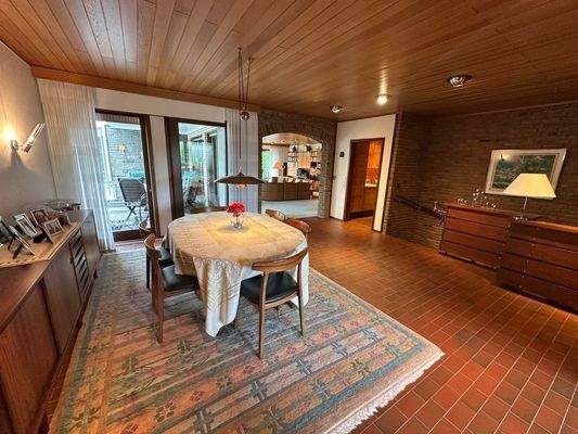 An den geräumigen Essbereich schließt sich der Wintergarten und das gemütliche Wohnzimmer an.