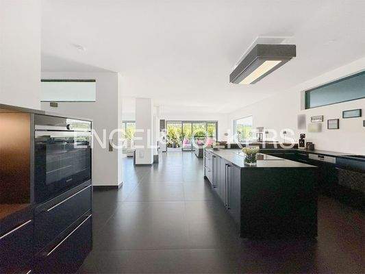 Offene Design Küche mit Wohn- und Essbereich