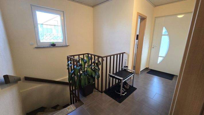 EG: Eingangsbereich, Treppenhaus zum UG