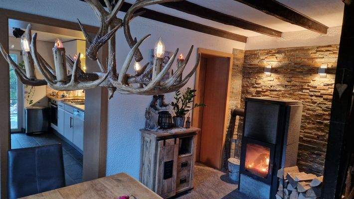 an Küche angrenzendes Esszimmer