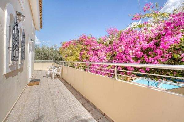 Kreta, Kalyves: Helle Villa zu verkaufen, nur wenige Schritte vom Meer entfernt