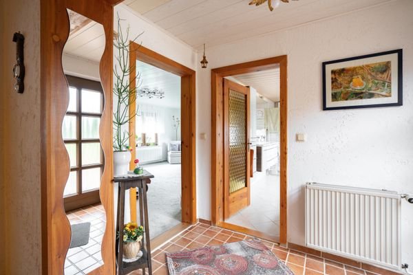 Flur Sicht zum Bad und Wohnzimmer