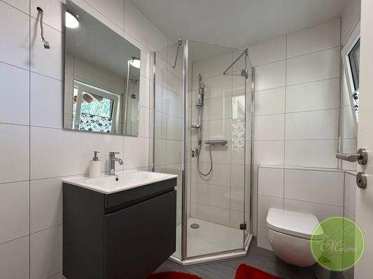 Das erste Badezimmer mit Fenster, Dusche und ... 