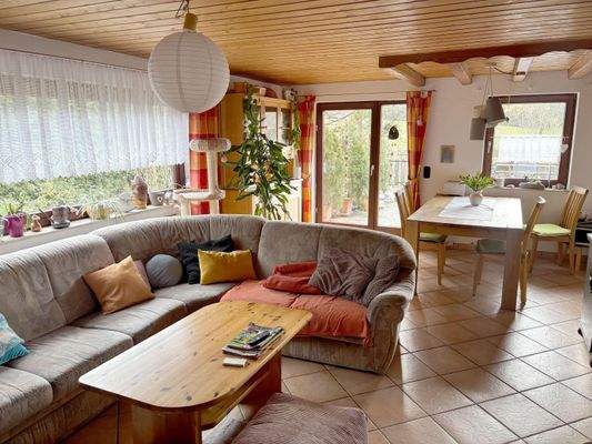 ... Wohnbereich mit Zugang zur Terrasse und...