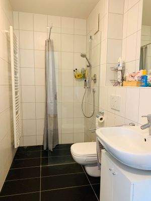 Badezimmer mit Dusche