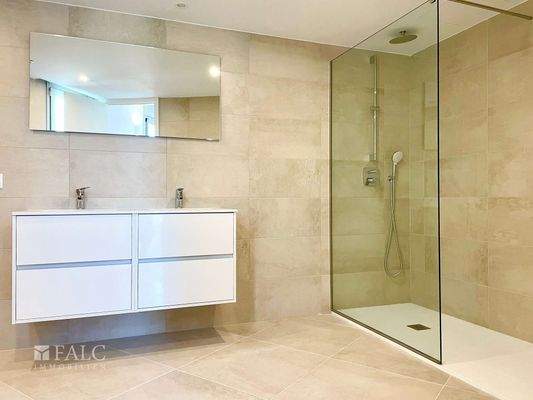 Hauptbadezimmer/ principal bathroom/ baño principal