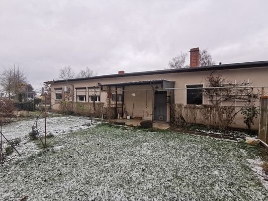 3. Hinteransicht mit Terrasse.jpg